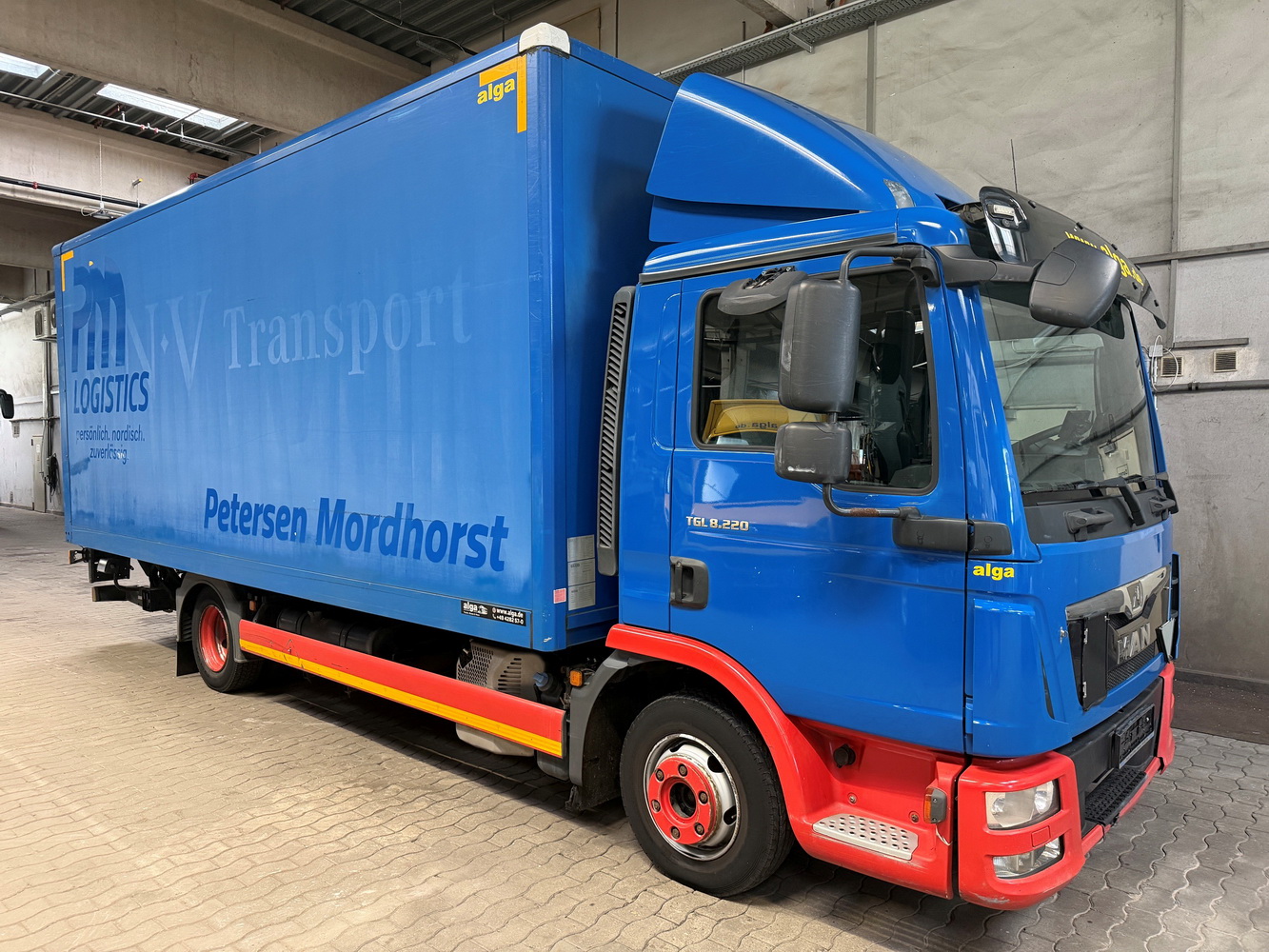 MAN TGL 8.220  caja con plataforma elevadora